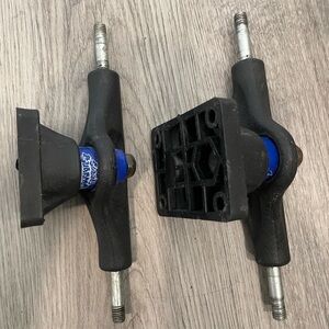 Subway Surfers Black and Blue Skateboard Trucks Set